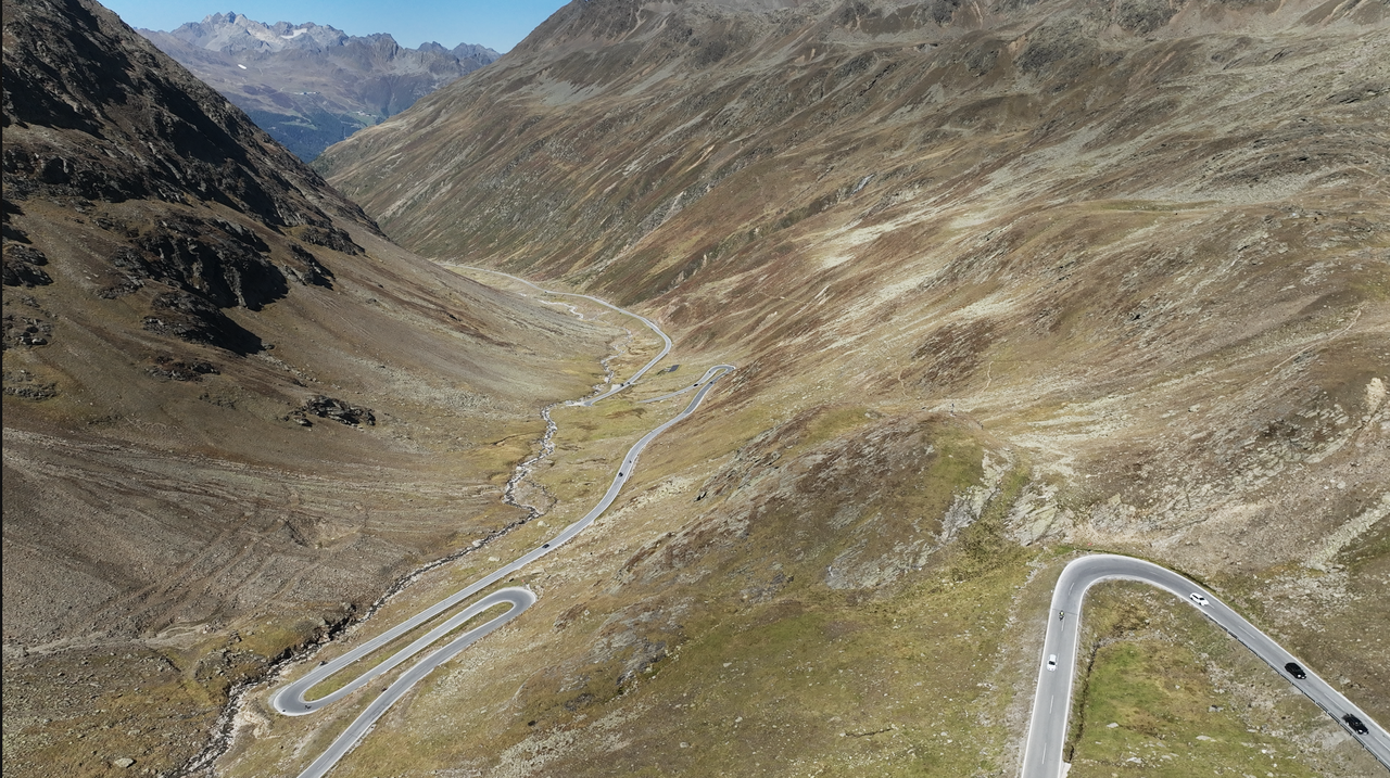 Blick auf das Hochtal auf der Nordseite, unterhalb der Passhöhe. Hier, bis zur Mautstation mit Motorradmuseum, ist die Straße noch nicht mautpflichtig.