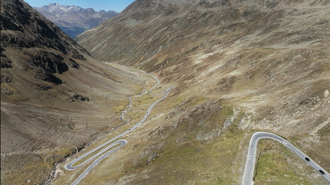 Blick auf das Hochtal auf der Nordseite, unterhalb der Passhöhe. Hier, bis zur Mautstation mit Motorradmuseum, ist die Straße noch nicht mautpflichtig.