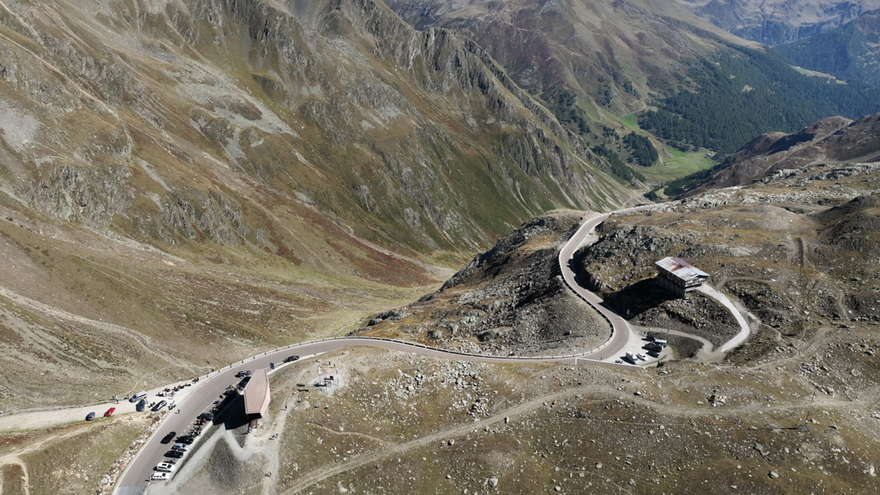 Timmelsjoch, Passhöhe, die sich schon auf der österreichischen Seite befindet. Diverse Möglichkeiten, um eine Pause einzulegen sind hier vorhanden.