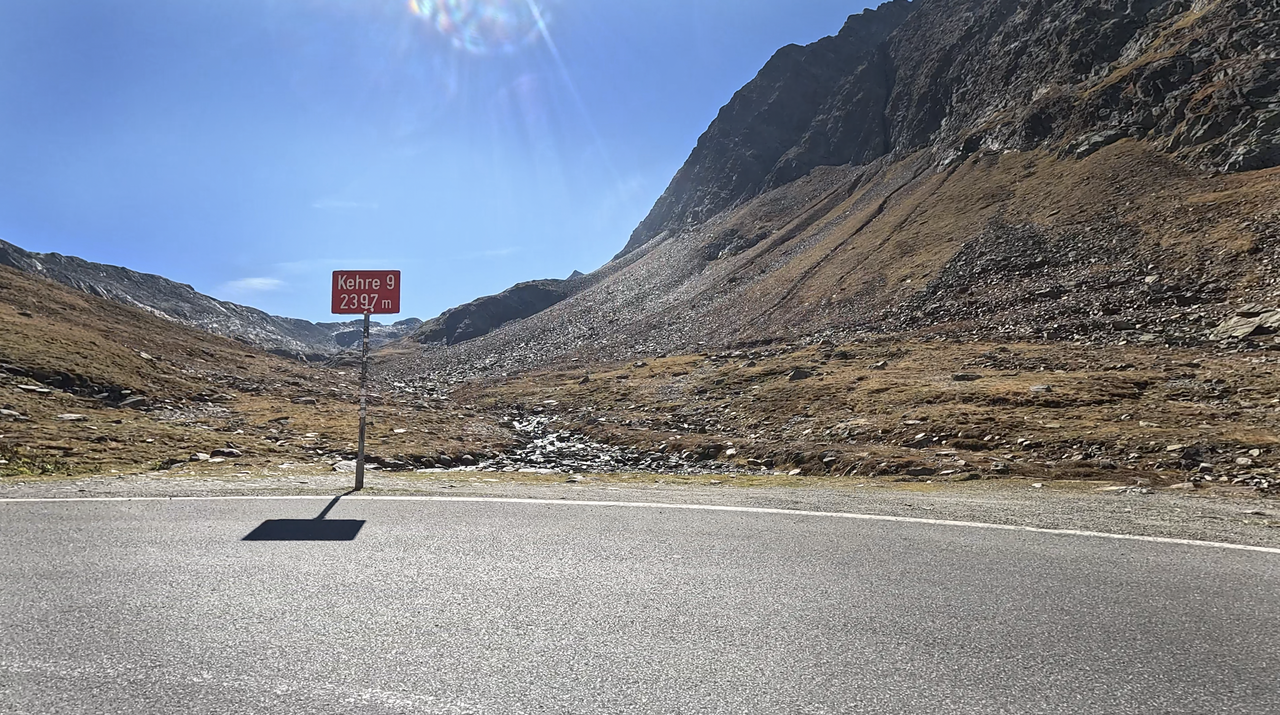 Die erste Kehre auf der Nordrampe, unterhalb der Passhöhe zeigt, dass gerade mal 9 Kehren bis ins Tal hinunter folgen.