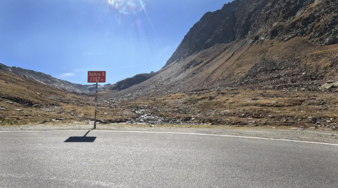 Die erste Kehre auf der Nordrampe, unterhalb der Passhöhe zeigt, dass gerade mal 9 Kehren bis ins Tal hinunter folgen.