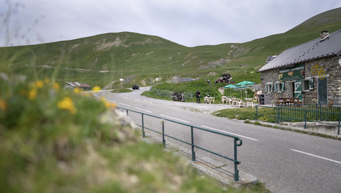 Col du Galibier, Nordrampe: Etwas unterhalb der Passhöhe sowie des Tunnels gibt es eine Almhütte mit lokalem Käse. Tipp: Anhalten lohnt sich.