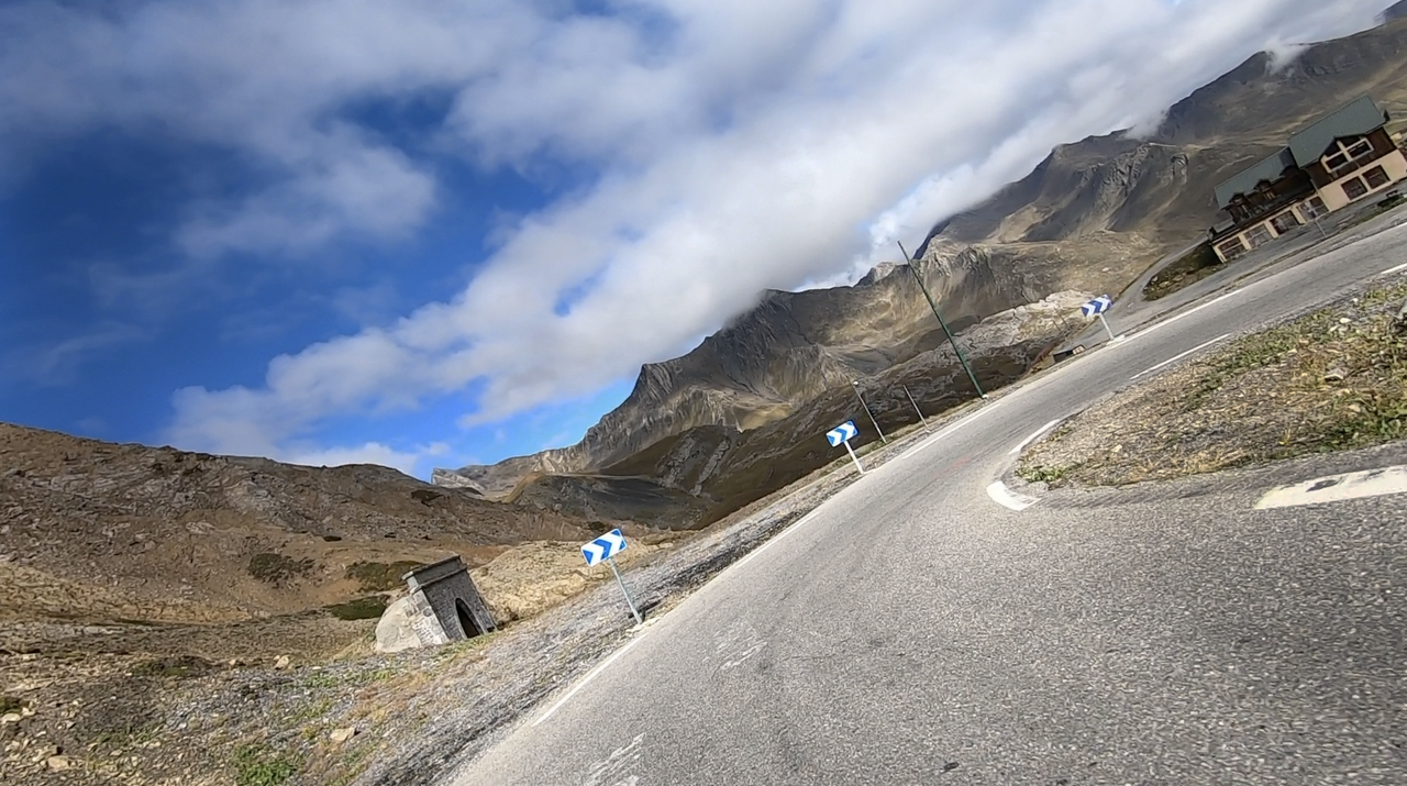 Die Nordrampe ab dem Tunnel – steil, schmal und unübersichtlich, dafür mit spektakulären Aussichten.