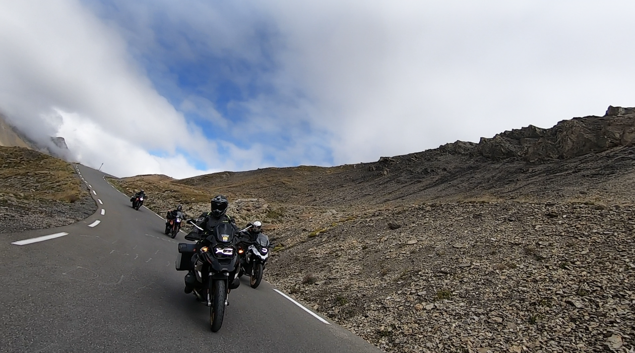 Col du Galibier, Südrampe, Abfahrt – hier oben gibt es nichts als Felsen und Geröll, unwirklich und schön.