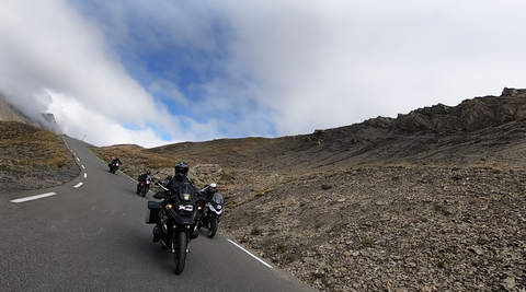 Col du Galibier, Südrampe, Abfahrt – hier oben gibt es nichts als Felsen und Geröll, unwirklich und schön.
