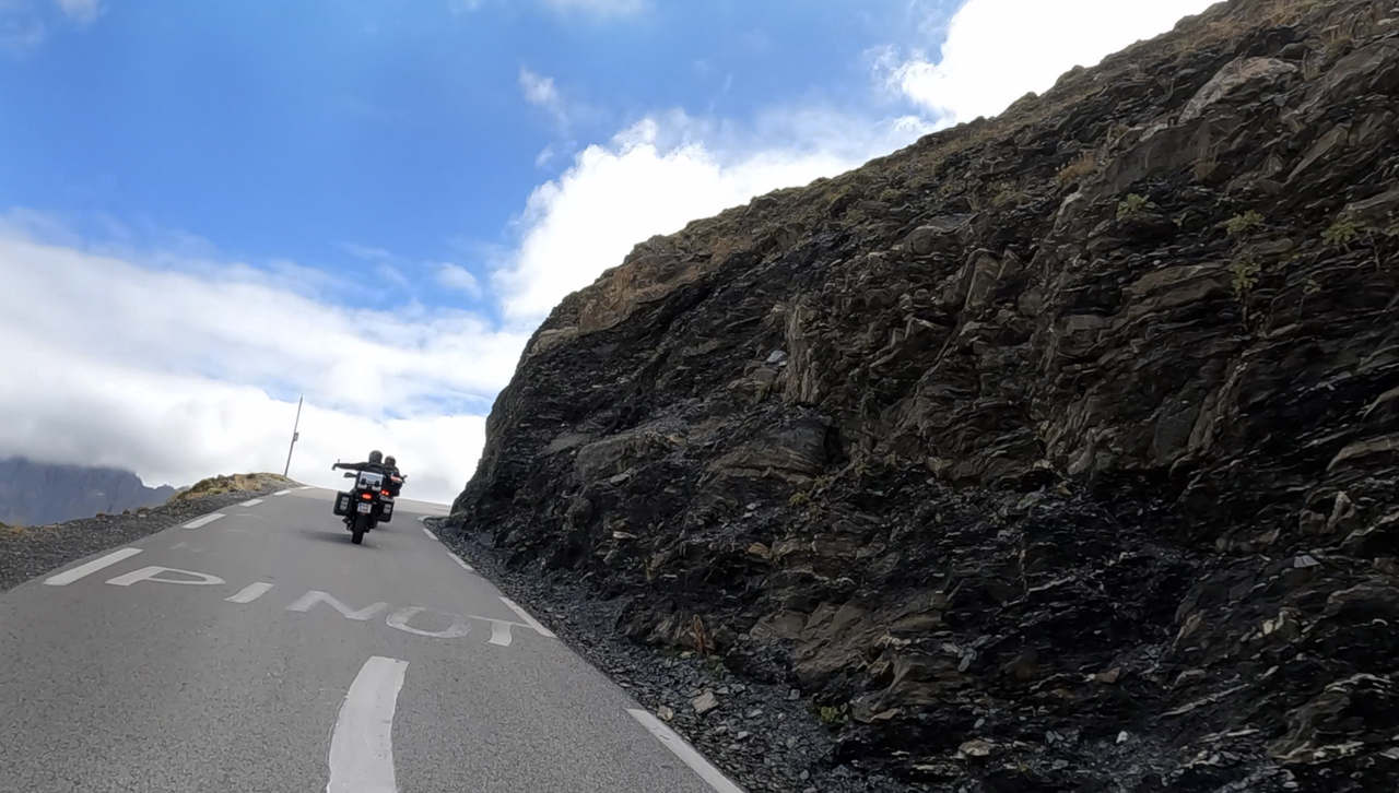 Col du Galibier, Nordrampe – die letzten Kilometer vor der Passhöhe sind unvergleich zu fahren: kurvig, steil und ohne Randbefestigung.