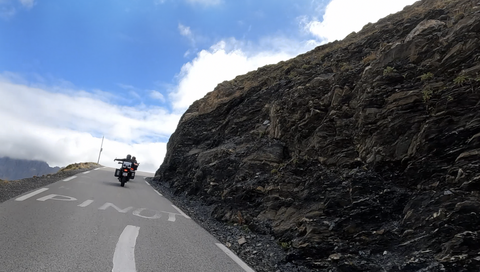 Col du Galibier, Nordrampe – die letzten Kilometer vor der Passhöhe sind unvergleich zu fahren: kurvig, steil und ohne Randbefestigung.