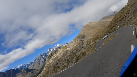 Von der Passhöhe des Col du Galibier Richtung Süden führt eine schmale, enge Straße hinunter, die erst ab dem Tunnel wieder etwas breiter und ausladender wird.