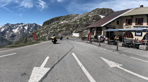Col du Galibier, Südrampe: An der Tunneleinfahrt steht ein Restaurant mit Hotel – tolle Aussich gibt es hier gratis.