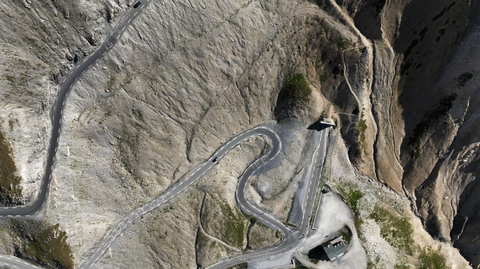 Spektakuläre Sicht von oben auf den Tunnel und die abzweigende, steile Auffahrt zur Passhöhe.