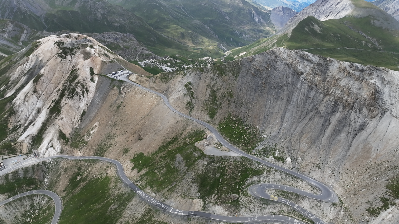 Blick auf die Passhöhe des Col du Galibier aus Sicht der Südrampe.
