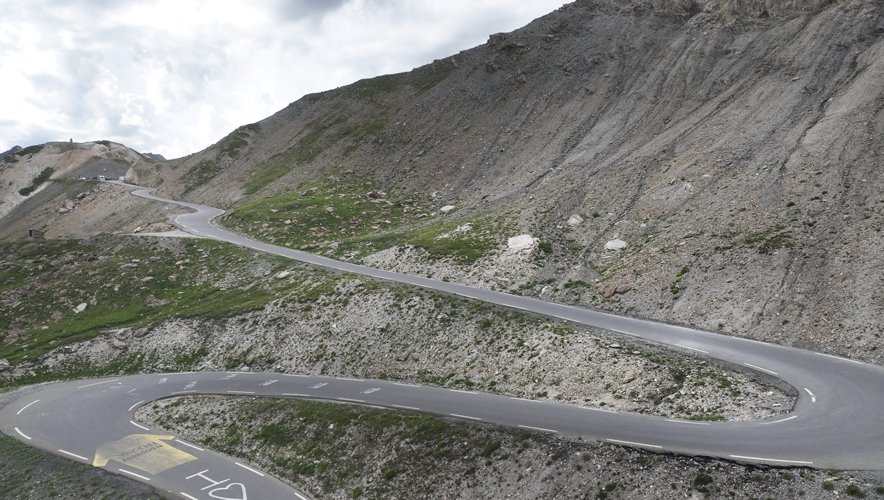 Blick auf die kurvige und steile Passage der Südrampe, hinauf zur Passhöhe des Col du Galibier.