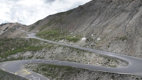 Blick auf die kurvige und steile Passage der Südrampe, hinauf zur Passhöhe des Col du Galibier.