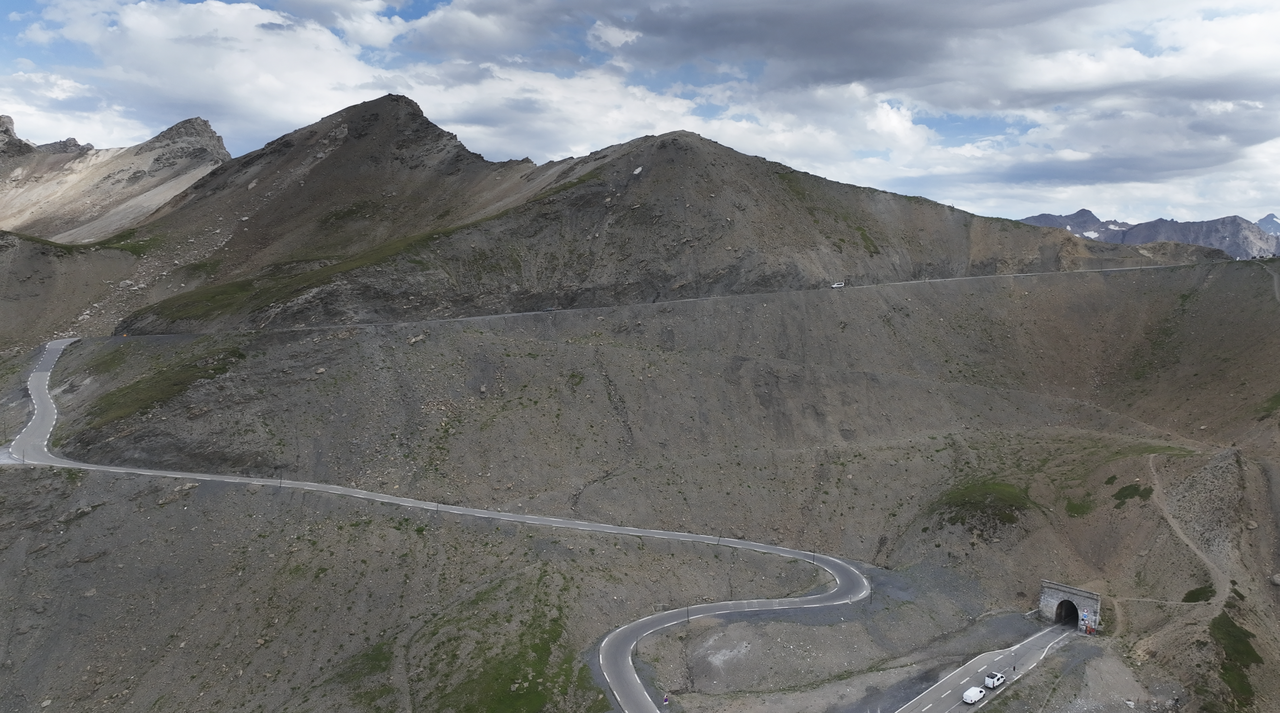 Blick auf die letzte Passage der Nordrampe – spektakulär erstreckt sich die Straße entlang des Bergkamms hinauf zur Passhöhe.