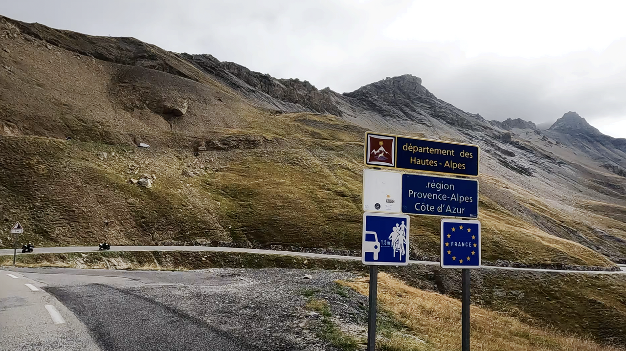Col du Galibier, Südrampe: Bei heißen Sommermonaten ist hier bereits ab Anfang August das Gras verdörrt.