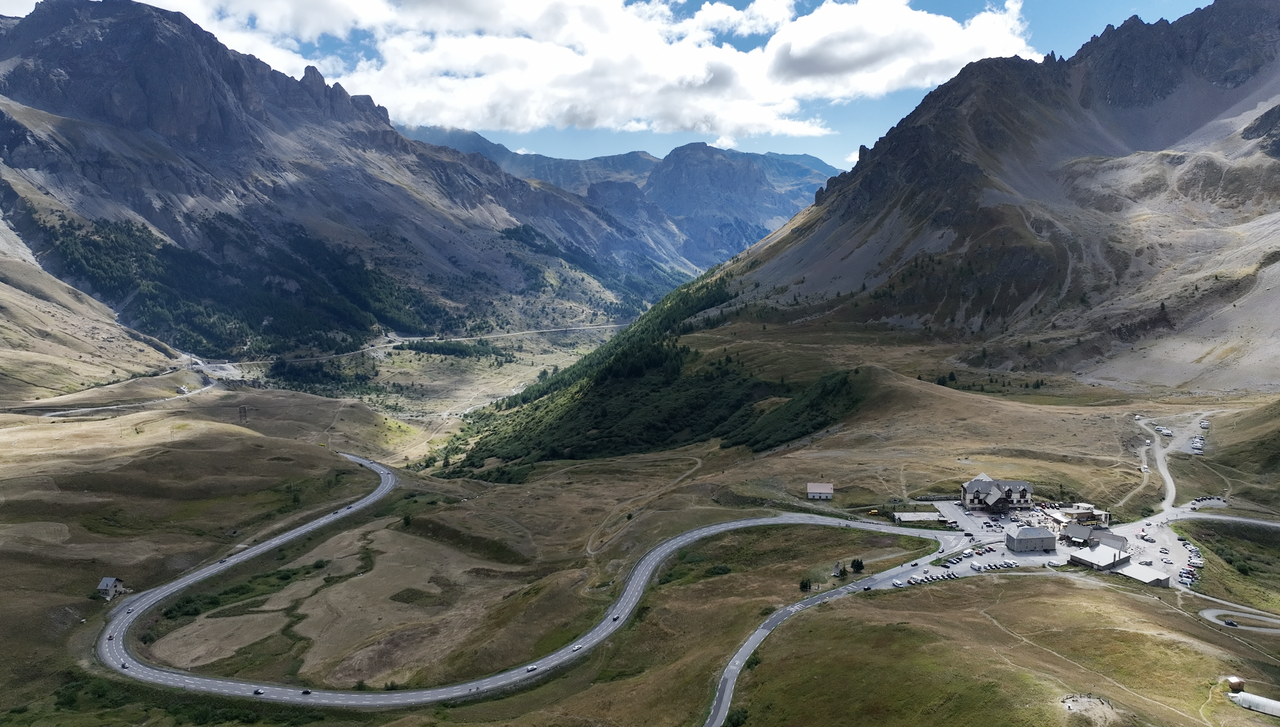 Blick Richtung Süden, hinunter auf die Passhöhe des Col du Lautaret, und weiter ins Serre Chevalier.