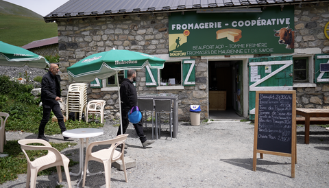 Die Fromagerie auf der Nordrampe, zu empfehlen: Käse, am besten den Beaufort AOP, und Limonade, zum Beispiel mit dem Geschmack von Génépi.
