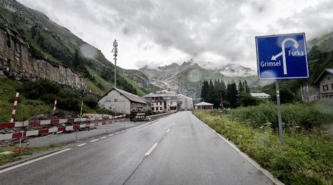 In dem kleinen Ort Gletsch, auf etwa 1750 Metern Höhe, teilt sich die bisherige Auffahrt ab Ulrichen im Wallis.