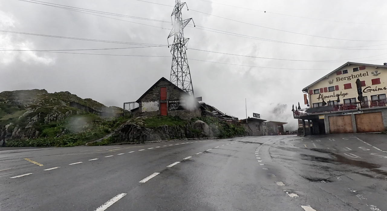 Passhöhe des Grimselpasses mit dem bekannten Grimsel-Hotel.