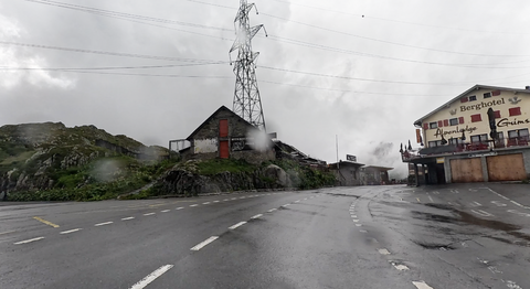 Passhöhe des Grimselpasses mit dem bekannten Grimsel-Hotel.