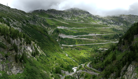 Der Grimselpass, 2165 Meter hoch. Legendär: seine serpentinen-artigen Kurven zu beiden Seiten des Passes.