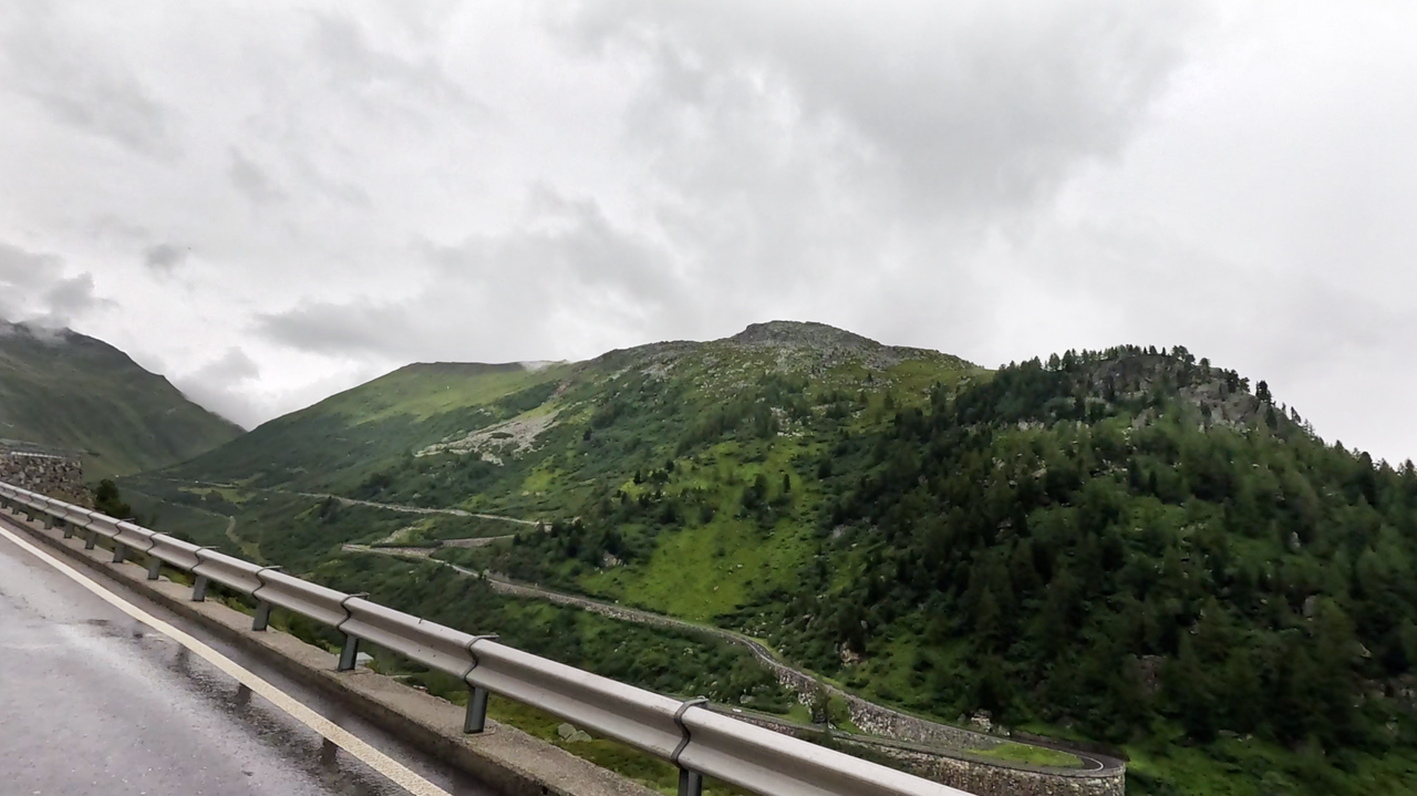 Blick auf die Auffahrt zum Furkapass – aus Sicht des Grimselpasses – die auf der anderen Talseite beginnt.