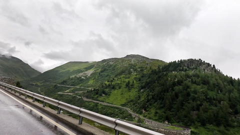 Blick auf die Auffahrt zum Furkapass – aus Sicht des Grimselpasses – die auf der anderen Talseite beginnt.