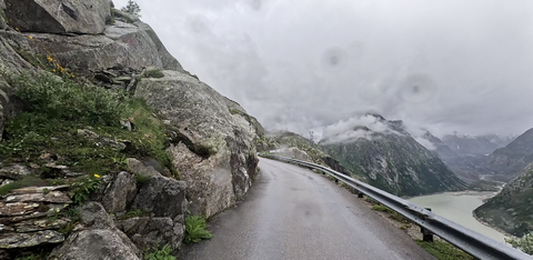 Oberaar Panaromastraße – sie zweigt auf der Passhöhe des Grimselpasses ab. eine einpurige Stichstraße mit spektakulären Aussichten.