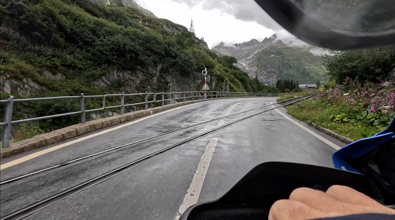 Grimselpass, Ostrampe: Kurz vor dem Ort Gletsch kreuzt man die legendäre Bahn, die über den Furkapass führt.