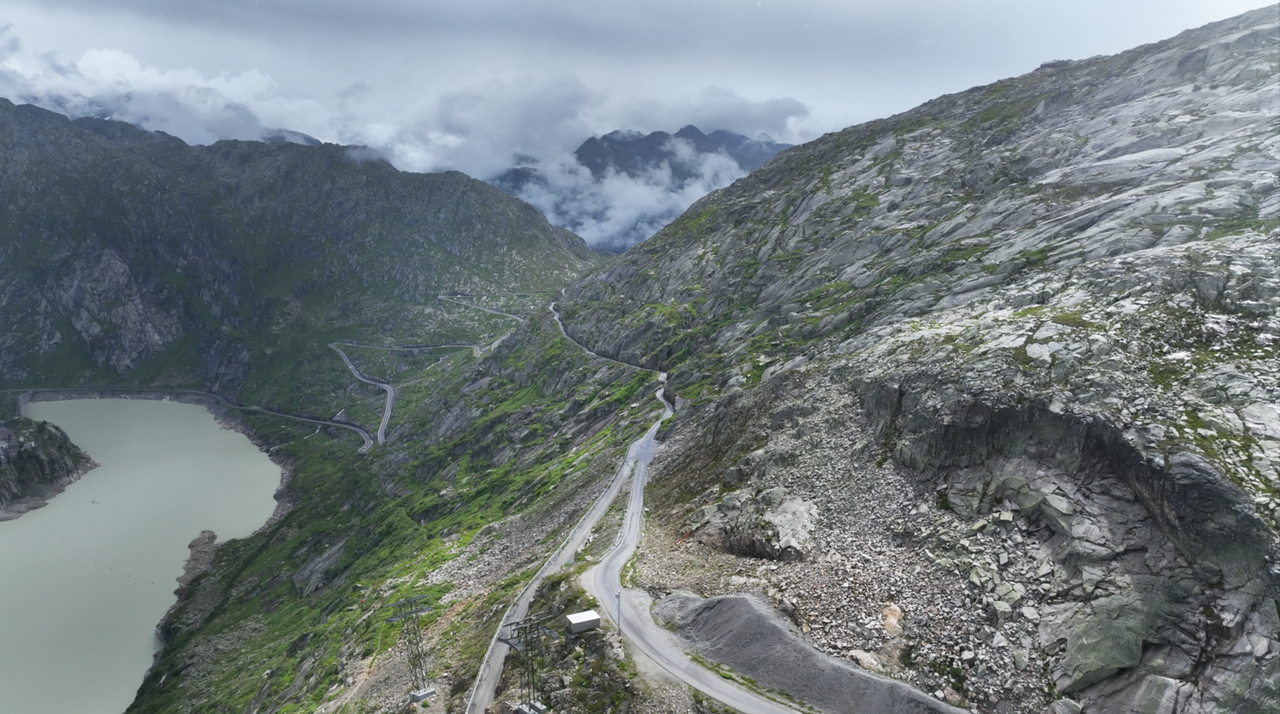Blick auf die Westrampe des Grimselpasses. Im Vordergrund: Der Beginn der Oberaar Panoramastraße.