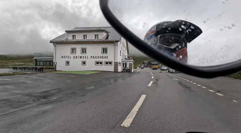 Grimselpass, Passhöhe: hier gibt es einige Restaurants und Hotels, die sich entlang des Totensees aufreihen.