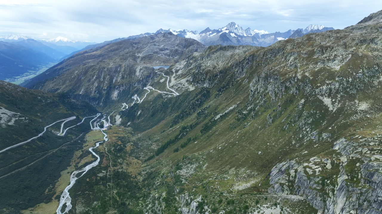 Blick auf den Grimselpass aus Sicht des Furkapasses. Gut zu erkennen: der Totensee, auf der Passhöhe des Grimselpasses.