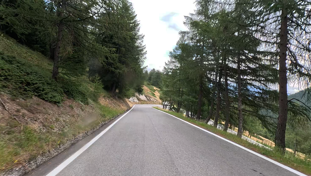 Die Nordrampe des Colle San Carlo – kurvig aber wenig steil. Die Straße ist breit genug und die Kurven sind ausladend.