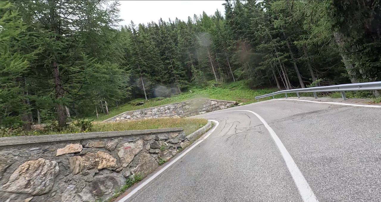 Die Strecke zu beiden seiten ist kurvenreich, die Streckenführung aber niemals anspruchsvoll. So lässt sich der Alpepass ganz entspannt fahren.