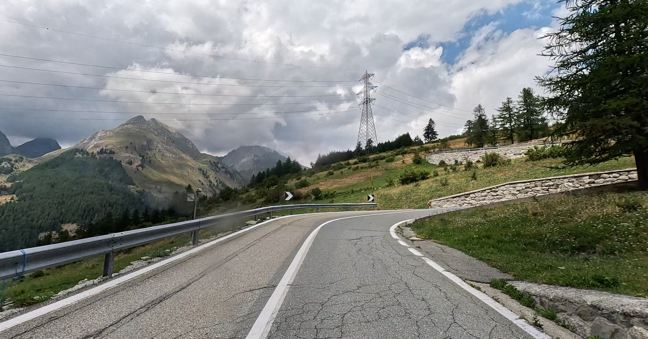 Die Südrampe des Colle San Carlo: Hier erstreckt sich die Straße sehr kurvenreich über einen langen nur langsam ansteigenden Höhenrücken.