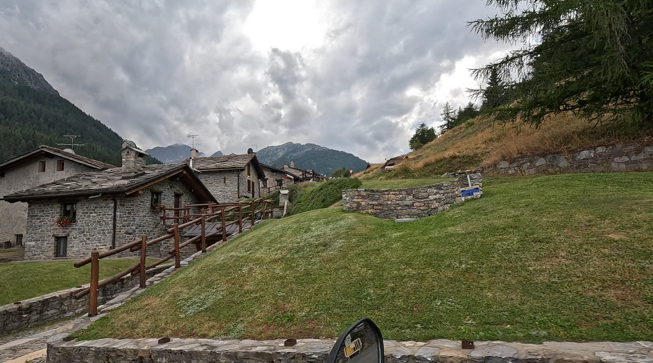 Arpy, ein malerisches Dorf auf der Nordrampe des Colle San Carlo. Der gleichnamige kleine See liegt nahe der Passhöhe.