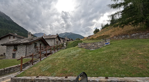 Arpy, ein malerisches Dorf auf der Nordrampe des Colle San Carlo. Der gleichnamige kleine See liegt nahe der Passhöhe.