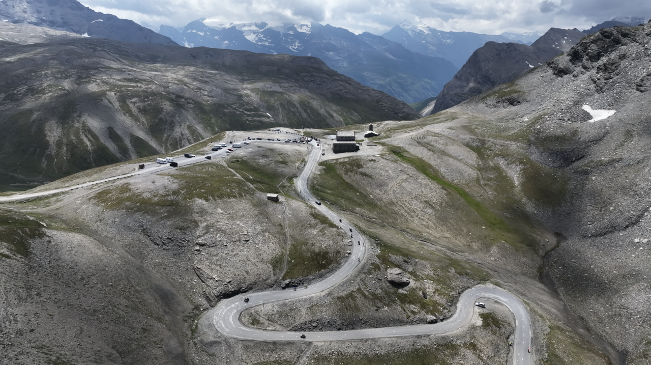 Die Passhöhe des Col de l'Iseran – während die Südrampe steil ist, fällt die Nordrampe im oberen Teilstück nur langsam ab.