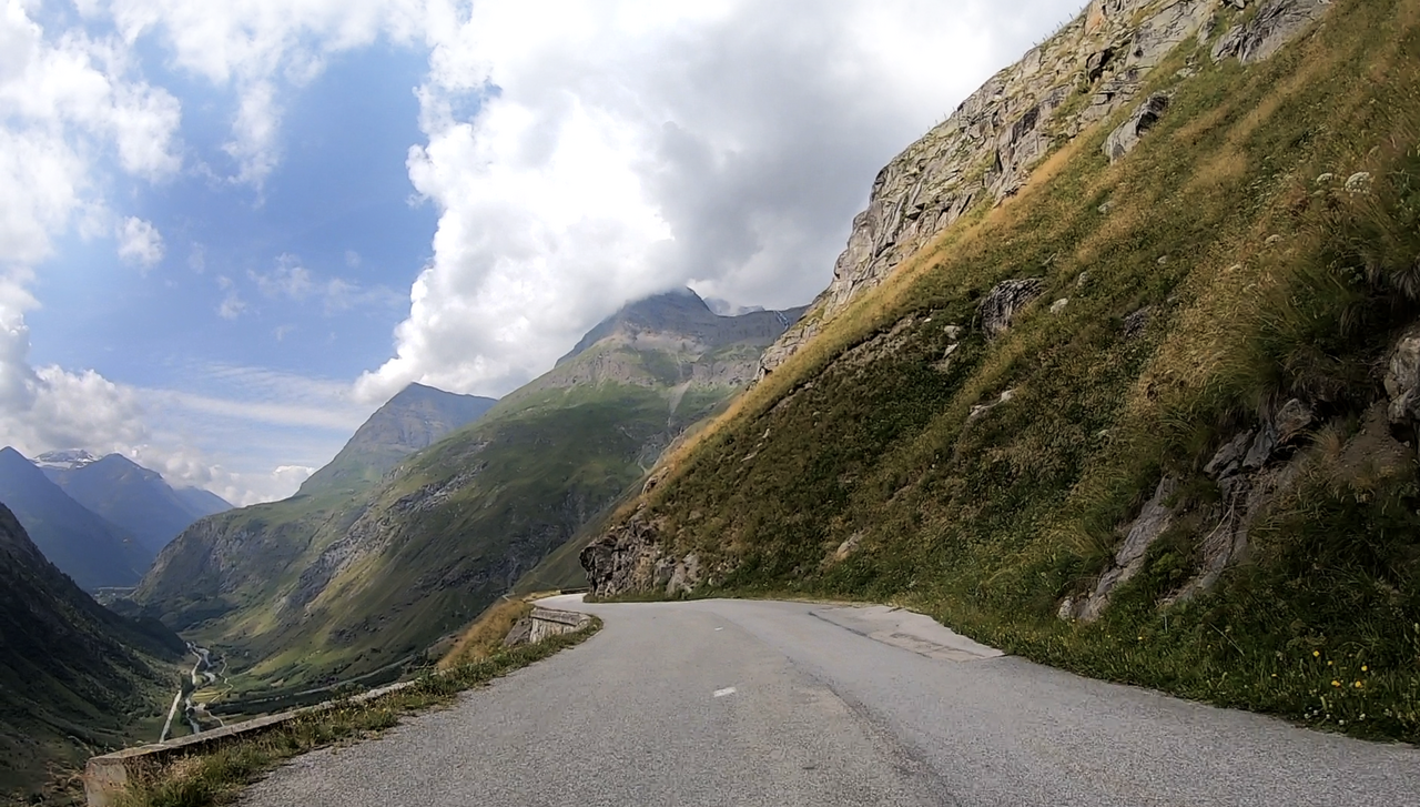 Blick hinunter ins Tal der Südrampe, dass bereits auf über 1800 Höhenmetern liegt.