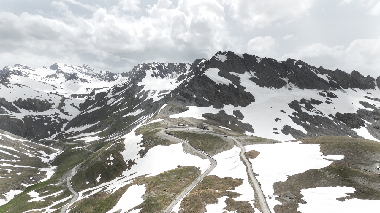Blick auf die Passhöhe im Frühsommer – Schnee und temporäre Sperrungen jederzeit möglich.