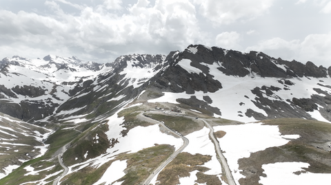 Blick auf die Passhöhe im Frühsommer – Schnee und temporäre Sperrungen jederzeit möglich.