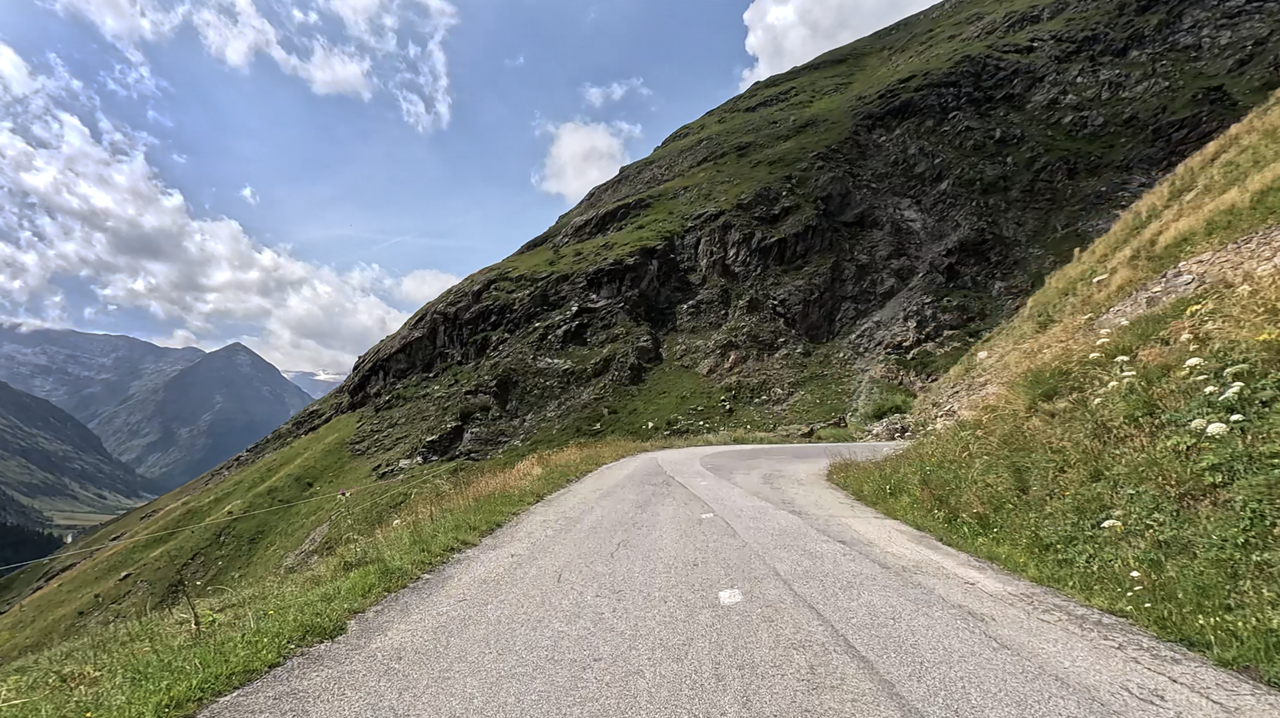 Kurz nach Bonneval-sur-Arc, am Ende eines langgezogenen Hochtals, beginnt die Südrampe zum Col de l'Iseran.