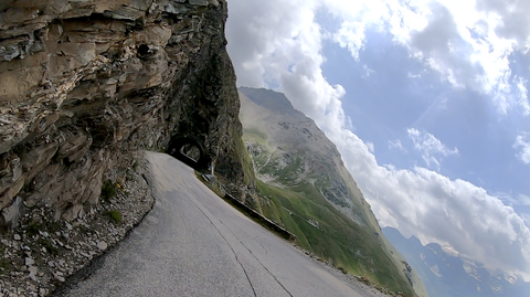 Impression der Teilstrecke der Südrampe, die entlang einer Felswand führt – schmal und ohne Randbefestigung.