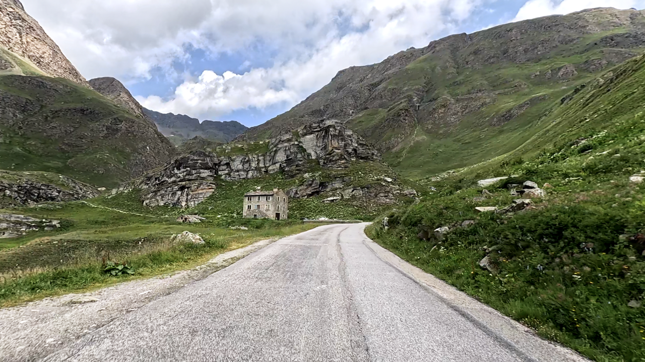 Col de l'Iseran, die Strecke der Südrampe führt durch karge aber grüne hochalpine Landschaft mit imposanten Ausblicken.