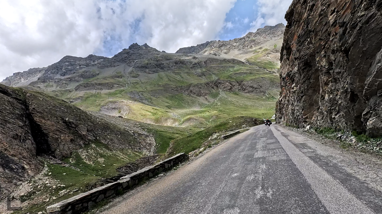 Ein Teil der Strecke führt entlang einer Felswand oberhalb einer schmalen Schlucht – malerisch!