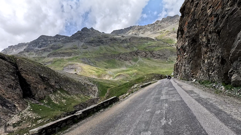 Ein Teil der Strecke führt entlang einer Felswand oberhalb einer schmalen Schlucht – malerisch!