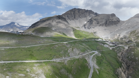 Die letzte steile Wand vor der Passhöhe, die die Passstraße überwinden muss.