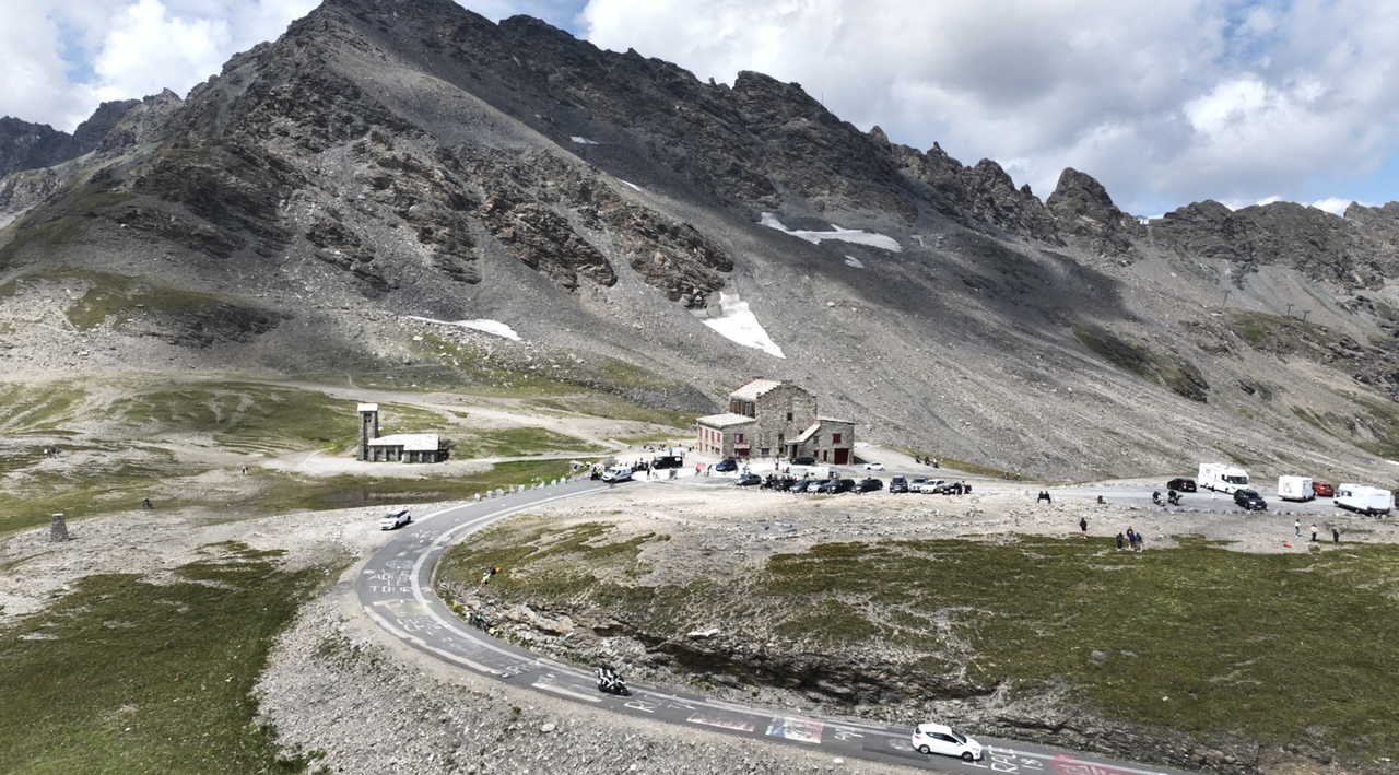 Die Passhöhe des Col de l'Iseran aus südlicher Sicht. Kapelle und Restaurant, mehr Infrastruktur gibt es hier nicht.