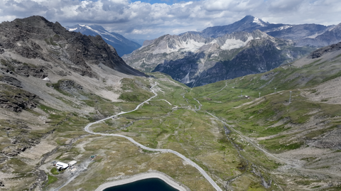 Blick von der Passhöhe Richtung Norden, das Hochtal hinunter.