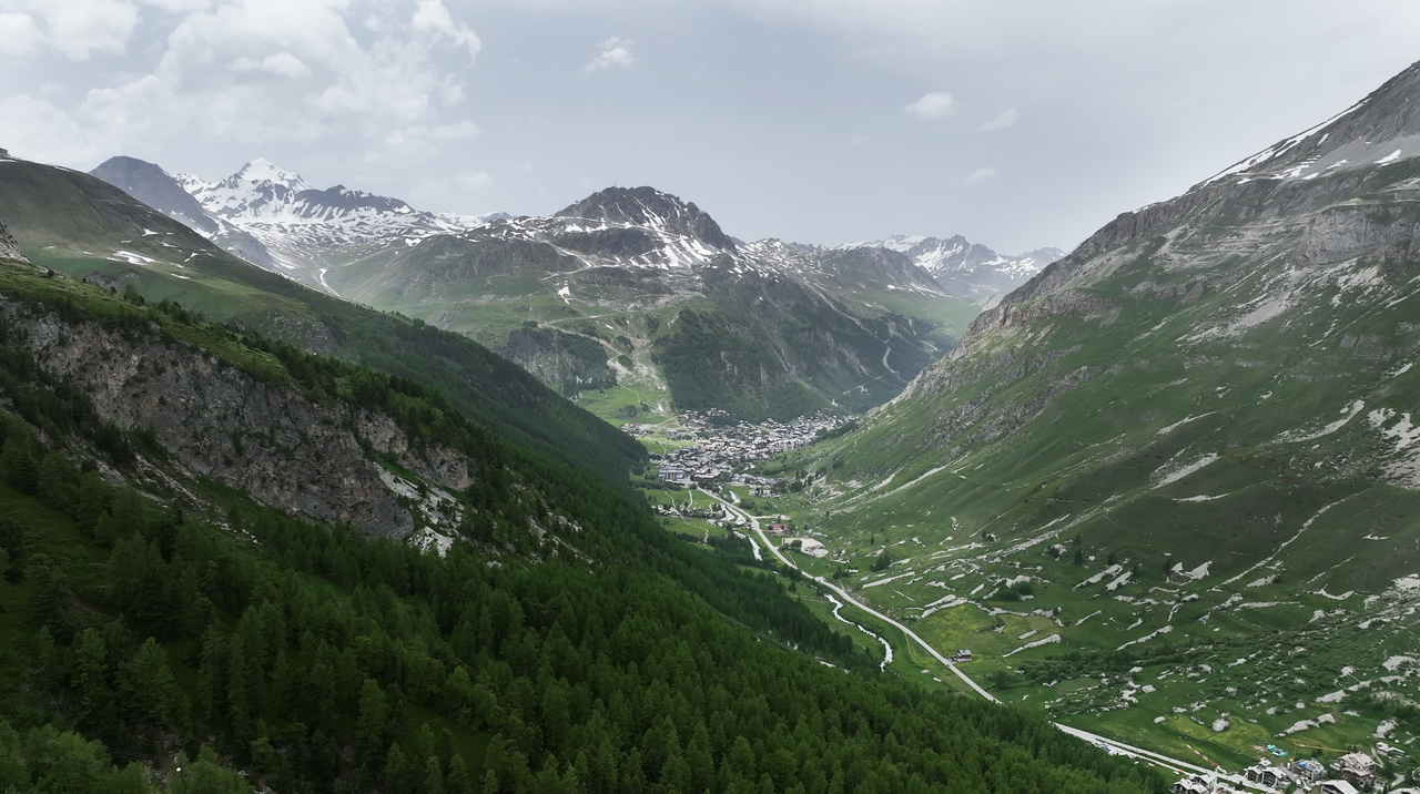Blick hinunter ins Tal Richtung Val d'Isere. Ein Teil dieser Strecke wird im Winter für Skipisten gesperrt.